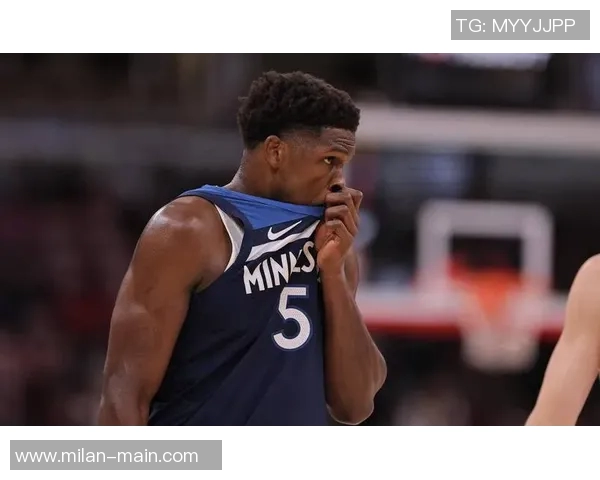 爱德华兹精准传球助攻戈贝尔轻松扣篮破包夹防守